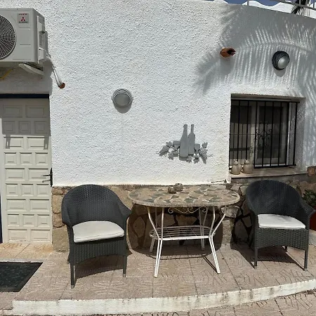 Casa La - Guest Flat By The Pool